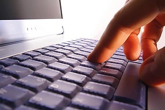 Finger auf PC Tastatur